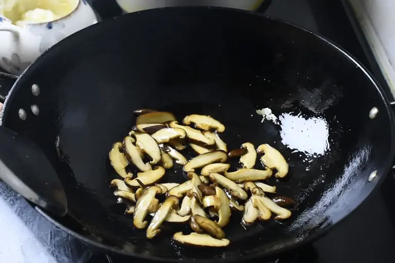 Loại rau mệnh danh là amp;#34;vua canxiamp;#34;, giúp xương chắc khỏe, tăng sức đề kháng đem xào với nấm được món ăn bổ dưỡng - 7