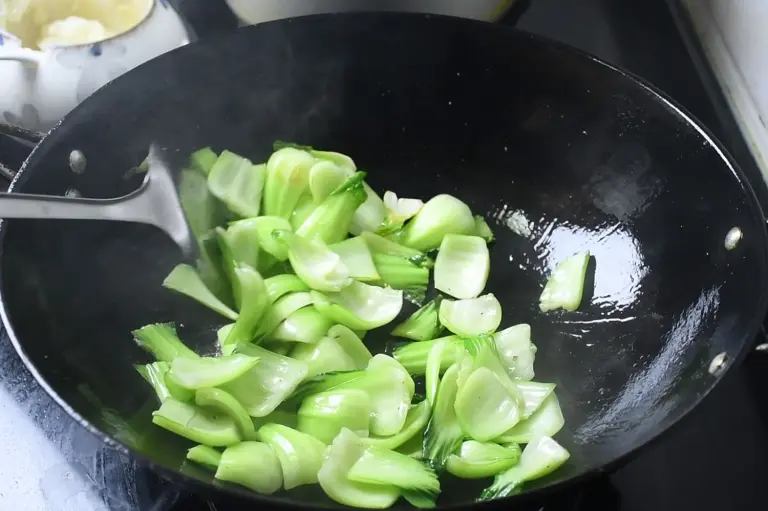 Loại rau mệnh danh là amp;#34;vua canxiamp;#34;, giúp xương chắc khỏe, tăng sức đề kháng đem xào với nấm được món ăn bổ dưỡng - 8