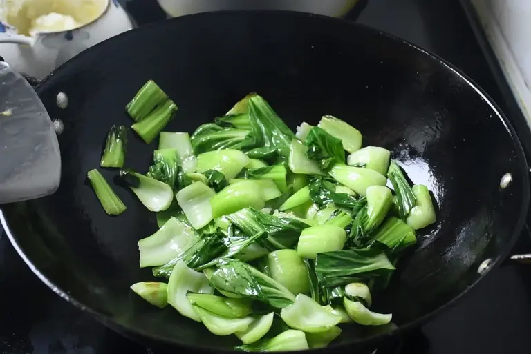 Loại rau mệnh danh là amp;#34;vua canxiamp;#34;, giúp xương chắc khỏe, tăng sức đề kháng đem xào với nấm được món ăn bổ dưỡng - 9