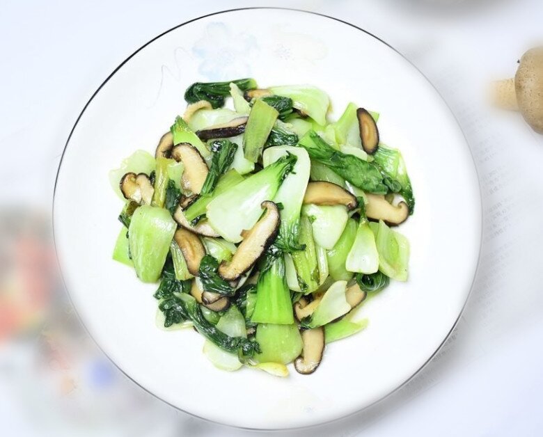 Loại rau mệnh danh là amp;#34;vua canxiamp;#34;, giúp xương chắc khỏe, tăng sức đề kháng đem xào với nấm được món ăn bổ dưỡng - 12