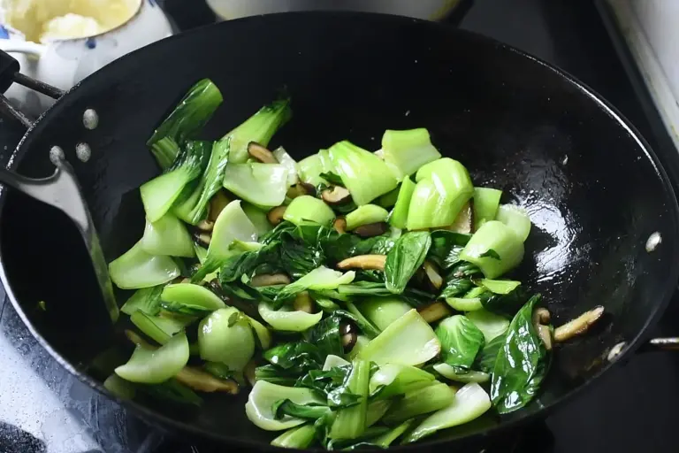 Loại rau mệnh danh là amp;#34;vua canxiamp;#34;, giúp xương chắc khỏe, tăng sức đề kháng đem xào với nấm được món ăn bổ dưỡng - 11