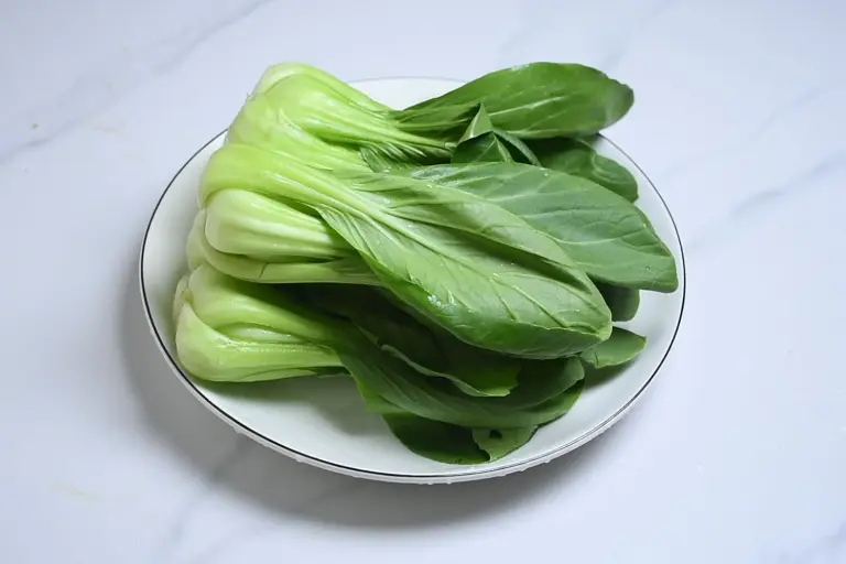 Loại rau mệnh danh là amp;#34;vua canxiamp;#34;, giúp xương chắc khỏe, tăng sức đề kháng đem xào với nấm được món ăn bổ dưỡng - 1