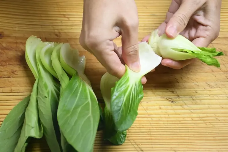 Loại rau mệnh danh là amp;#34;vua canxiamp;#34;, giúp xương chắc khỏe, tăng sức đề kháng đem xào với nấm được món ăn bổ dưỡng - 2