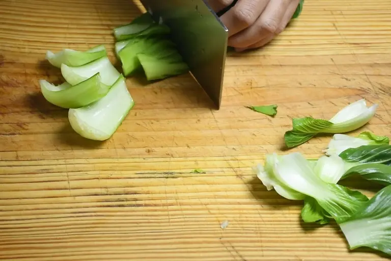 Loại rau mệnh danh là amp;#34;vua canxiamp;#34;, giúp xương chắc khỏe, tăng sức đề kháng đem xào với nấm được món ăn bổ dưỡng - 3