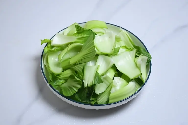 Loại rau mệnh danh là amp;#34;vua canxiamp;#34;, giúp xương chắc khỏe, tăng sức đề kháng đem xào với nấm được món ăn bổ dưỡng - 5