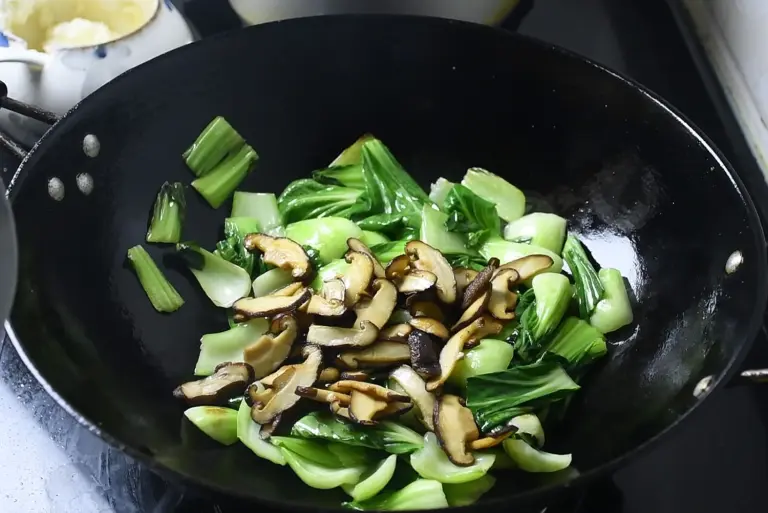 Loại rau mệnh danh là amp;#34;vua canxiamp;#34;, giúp xương chắc khỏe, tăng sức đề kháng đem xào với nấm được món ăn bổ dưỡng - 10