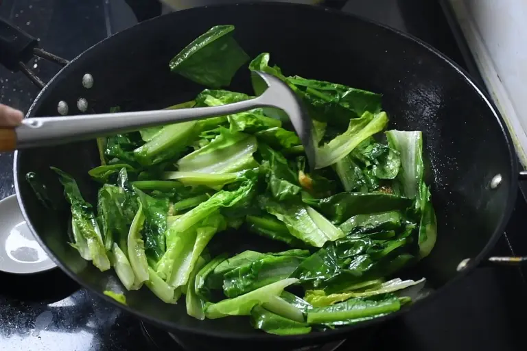 Loại rau giàu canxi giúp chắc xương, bổ mắt, tăng cường miễn dịch lại phòng chống ung thư, xào lên cực ngon - 5