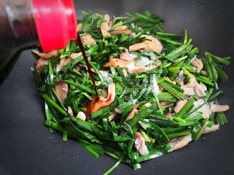 Loại rau này giá rẻ nhưng là amp;#34;thuốc bổ gan tự nhiênamp;#34;, xào nấm ăn vào rất tốt cho sức khỏe lại ngon - 5