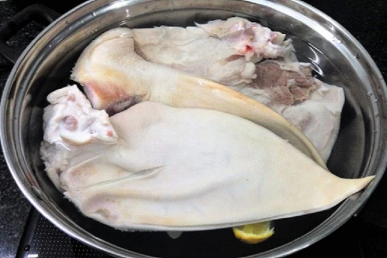 Luộc tai lợn nhiều năm giờ mới biết, phải ngâm vào nước này trước khi thái tai mới trắng đẹp, giòn ngon - 2