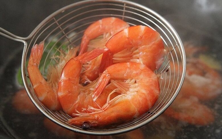 Luộc t&ocirc;m đừng d&ugrave;ng h&agrave;nh, gừng để khử tanh, chỉ cần th&ecirc;m v&agrave;i hạt n&agrave;y t&ocirc;m ch&iacute;n đỏ au, đậm vị ngọt tự nhi&ecirc;n - 4