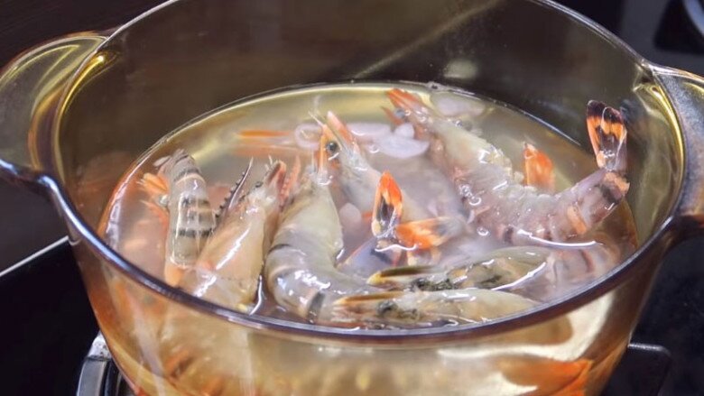 Luộc t&ocirc;m đừng d&ugrave;ng h&agrave;nh, gừng để khử tanh, chỉ cần th&ecirc;m v&agrave;i hạt n&agrave;y t&ocirc;m ch&iacute;n đỏ au, đậm vị ngọt tự nhi&ecirc;n - 3