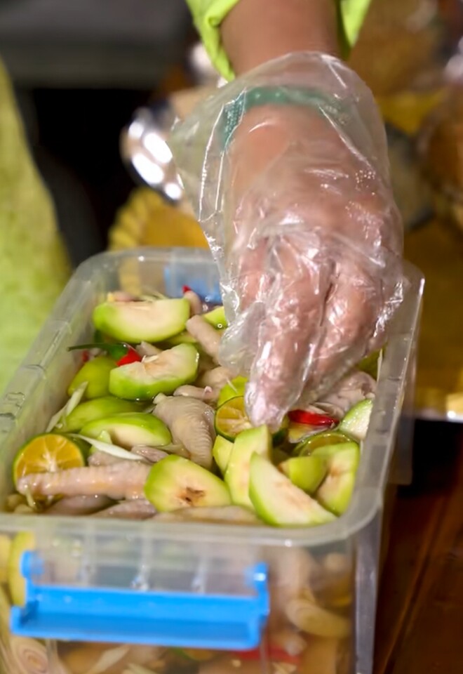 Sau khi nước ngâm nguội, tất cả các nguyên liệu được cho vào hộp. Thành phẩm đầy màu sắc, trộn đều cho thấm đẫm vị chua cay mặn ngọt, chỉ nhìn thôi đã thấy thèm.