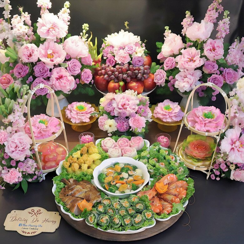 Mâm cỗ cúng Rằm tháng Chạp này gồm các món: Nem cuốn, thịt ngan quay, tôm hấp, canh rau củ quả thập cẩm, tôm cuốn rau, há cảo cùng các loại bánh, thạch, hương hoa.