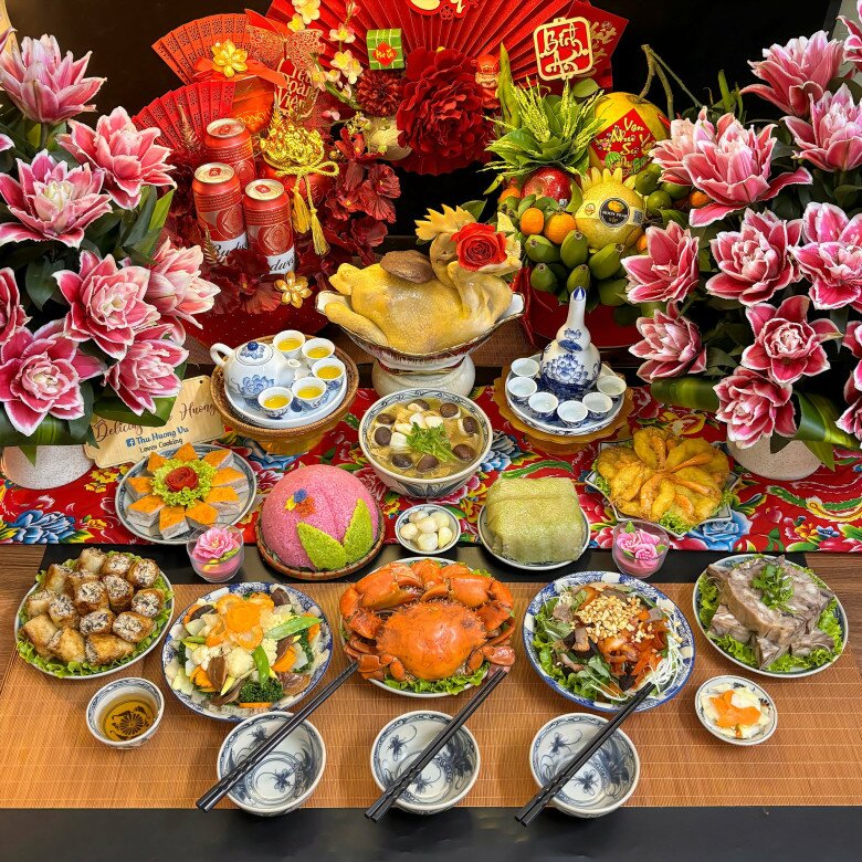 Mâm cỗ cúng này gồm các món: Cua hấp, nộm bò khôm giò xào, bánh chưng, nem rán, bánh tôm, canh măng khô, bóng xào thập cẩm, chả quế, xôi hình quả đào.