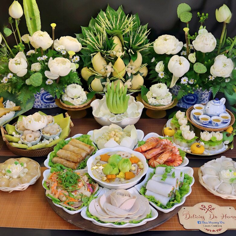 Mâm cỗ cúng rằm tháng Chạp này gồm các món: Giò lụa, nộm tôm, canh củ sen, phở cuốn, tôm hấp, xôi cốm, nem rán, bánh xu xê, bánh mochi...