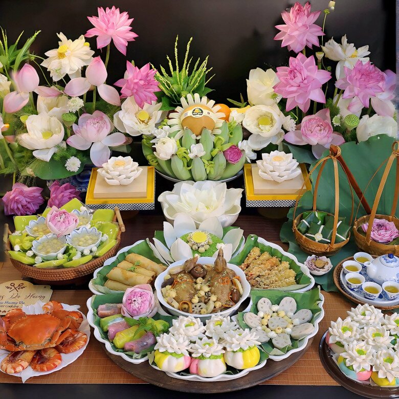 Mâm cỗ cúng này gồm các món: Tôm chiên cốm, cua và tôm hấp, nem rán, bánh bao, chim hầm thuốc bắc củ sen, xôi cốm...