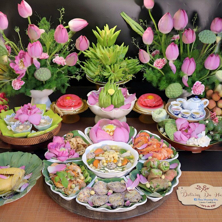 Mâm cỗ cúng này gồm các món: Chả sen, nộm tôm, canh hạt sen thập cẩm, phở cuốn, tôm hấp, củ sen chiên, cơm sen, gà hấp lá sen...