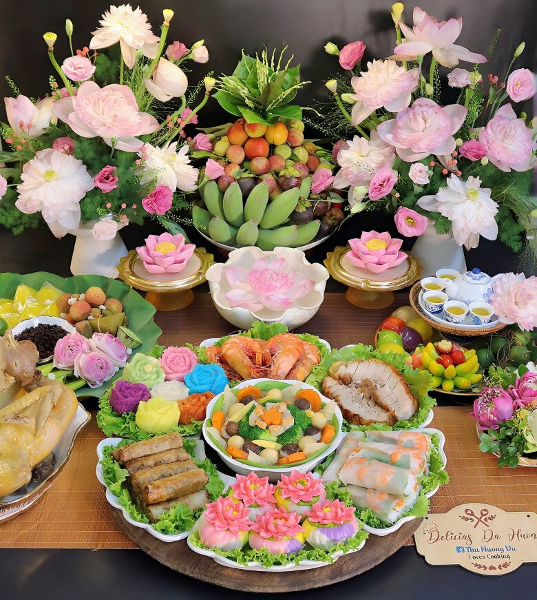 Mâm cỗ cúng này gồm các món: Bánh bao, nem rán, tôm cuốn, thịt quay, tôm hấp, xôi ngũ sắc, gà luộc.