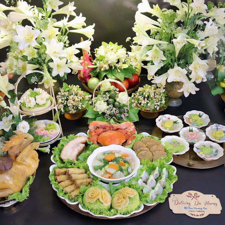 Mâm cỗ cúng này gồm các món: Chả cốm, xôi cốm, nem rán, thịt quay, cua và tôm hấp, gà luộc, canh rau củ thập cẩm, xíu mại...