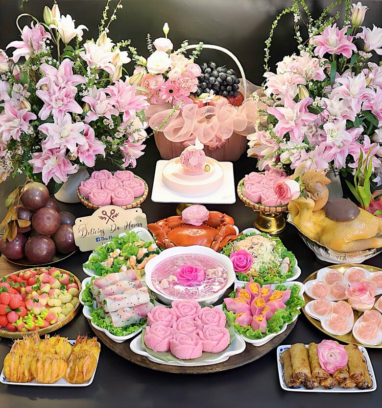 Mâm cỗ cúng này gồm các món: Nem rán, bánh tôm, phở cuốn, gà luộc, tôm cuốn, xíu mại, cua hấp...