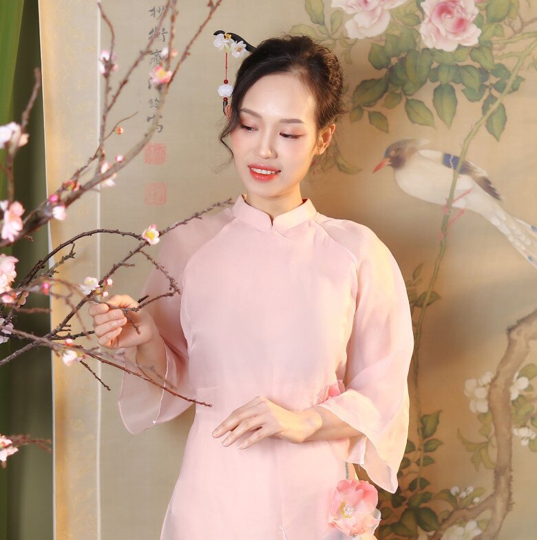 Chị Vũ Thu Hương rất chỉn chu trong việc chuẩn bị mâm cỗ cúng Rằm tháng chạp.