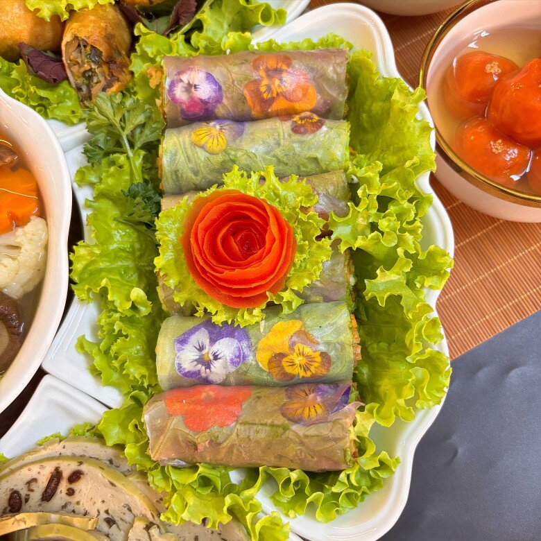 img src/upload/1-2026/images/hank/me-dam-goi-y-mam-co-chay-cung-ram-thang-gieng-dep-nhu-vuon-hoa-mua-xuan-no-ro-day-y-nghia-_7_3_n-1772340846-729-width780height780.jpg /