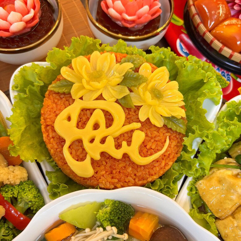 Xôi gấc chữ Phúc.