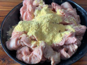 Bếp Eva - Không dùng muối và giấm, rửa lòng già lợn bằng bột màu vàng rẻ tiền này 5 phút sạch bong, hết mùi hôi