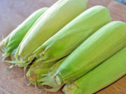 Bếp Eva - Ngô mua về ăn không hết đem luộc rồi mới trữ đông hay cho luôn vào ngăn đá, đây là cách của người chuyên nghiệp