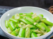 Bếp Eva - Xào mướp, điều tối kỵ là cho trực tiếp vào chảo! Nhớ thêm 2 bước, mướp xanh như ngọc chẳng lo thâm đen