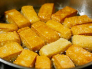 Bếp Eva - Nhiều năm rán đậu giờ mới biết, cho thêm thìa này vào sẽ không bắn dầu, đậu vàng ươm mềm trong giòn ngoài