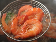 Bếp Eva - Luộc tôm đừng dùng hành, gừng để khử tanh, chỉ cần thêm vài hạt này tôm chín đỏ au, đậm vị ngọt tự nhiên