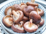 Bếp Eva - Chỉ rửa nấm hương với nước bẩn như chưa rửa, nhớ làm thế này nấm sạch bong tha hồ nấu Tết