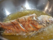 Bếp Eva - Rán cá, đổ ngay dầu vào chảo là sai, thêm bước nữa, cá vàng giòn, dầu không bắn chẳng lo bị bỏng