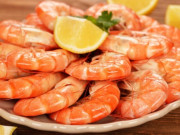 Bếp Eva - Luộc tôm đừng dùng hành, gừng để khử tanh, chỉ cần thêm thứ này tôm thơm lừng, đỏ đẹp