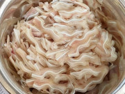 Luộc tai lợn nhiều năm giờ mới biết, phải ngâm vào nước này trước khi thái tai mới trắng đẹp, giòn ngon