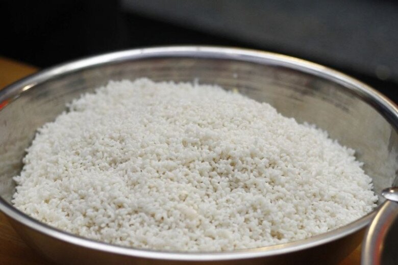 Nấu xôi gấc cúng ông Công ông Táo, thêm thứ này của con gà, hạt nếp căng bóng dẻo thơm, màu đỏ đẹp hút tài lộc, may mắn - 3