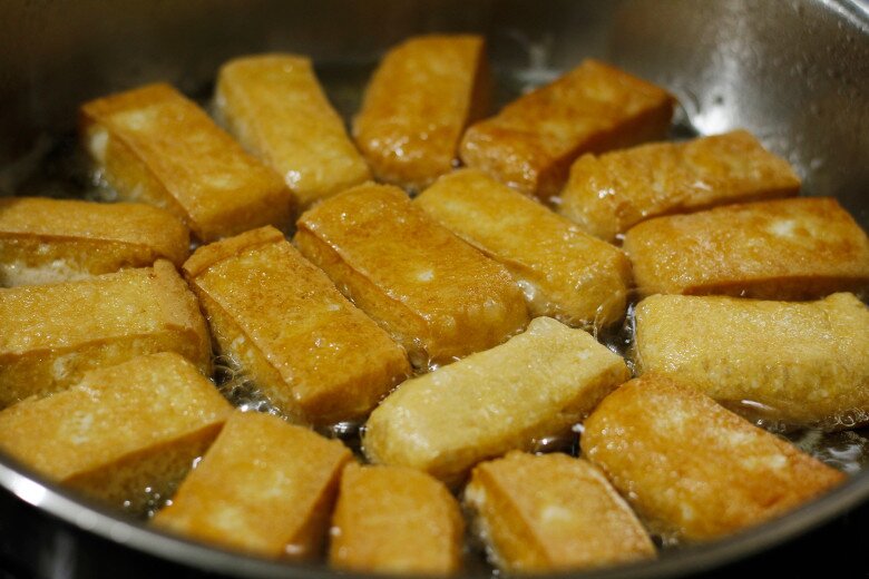 Nhiều năm rán đậu giờ mới biết, cho thêm thìa này vào sẽ không bắn dầu, đậu vàng ươm mềm trong giòn ngoài - 3