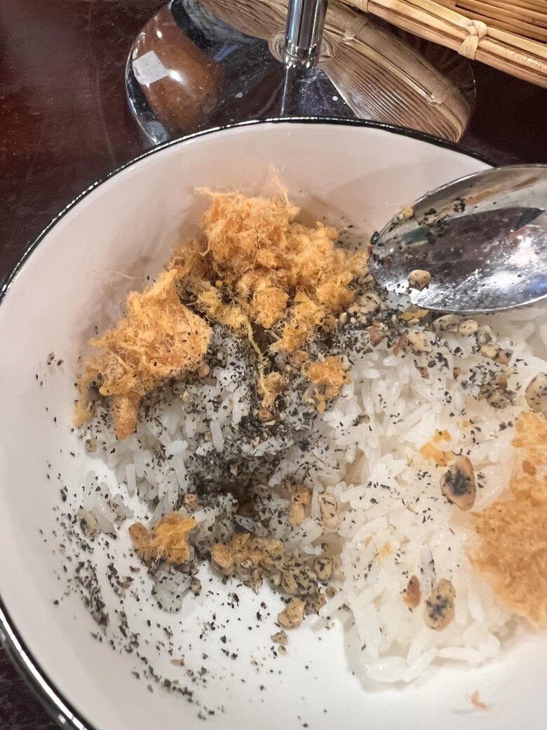 Trên mạng xã hội, bà xã Hồng Nhung của Xuân Bắc cũng thường xuyên chia sẻ những món ăn gia đình, chẳng cầu kỳ mà tốn cơm như muối lạc vừng, ruốc.