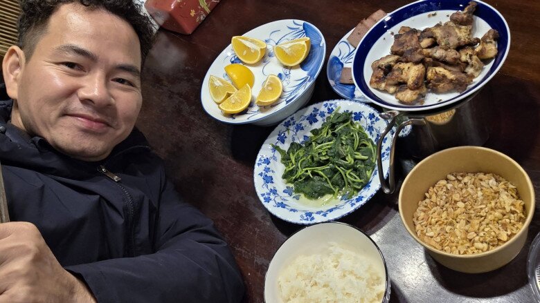 Không thể thiếu bát muối lạc và ruốc (chà bông) do chính tay bà xã chuẩn bị. Xuân Bắc hào hứng khẳng định: Hết vèo bát cơm to nhờ món ăn giản dị này. Ngoài ra còn có đĩa thịt nướng trên bàn. Anh hóm hỉnh đặt nghi vấn: Thịt nướng sao cũng có/ Hay thằng Bi ăn thừa!? Nhưng vì thơm ngon nên anh tuyên bố: Không sao, bố chén hết.