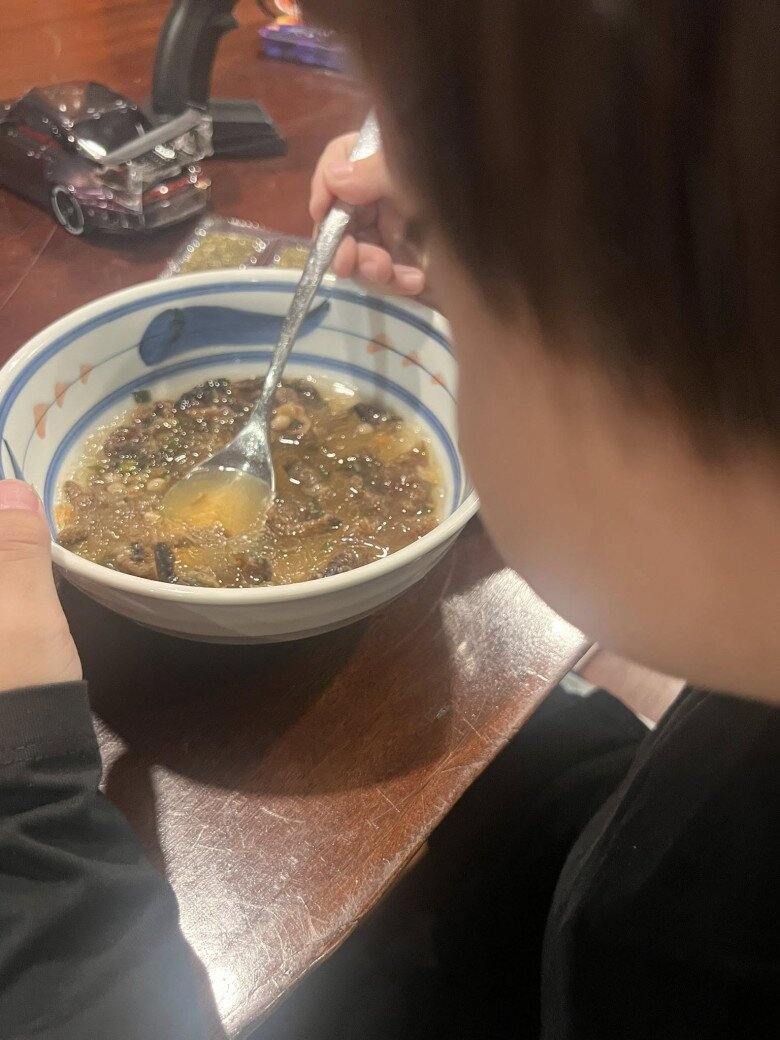 Chị Hồng Nhung làm miến lươn giòn rụm cho cả nhà. Cậu út - bé Bão cũng khoái chí thưởng thức thành quả nấu nướng của mẹ.