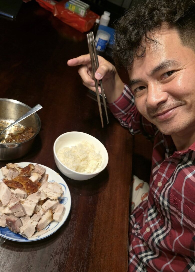 Các bài đăng chuyện ăn đêm của NSND Xuân Bắc luôn nhận được hàng ngàn lượt yêu thích và bình luận. Nhiều khán giả bày tỏ sự đồng cảm với cảnh đi làm về muộn ăn cơm phần, đồng thời khen ngợi lối sống giản dị, gần gũi của nam nghệ sĩ.