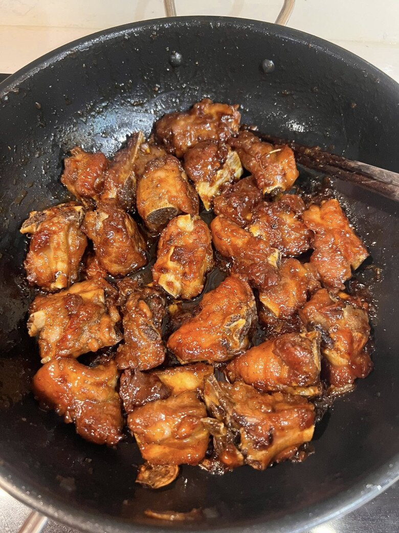 Đậu rán, thịt băm, sườn chua ngọt cũng là những món khoái khẩu của chồng con được cô Tạ Thị Lạng chế biến và còn truyền cho chị em những bí kíp nấu nhanh gọn mà ngon.