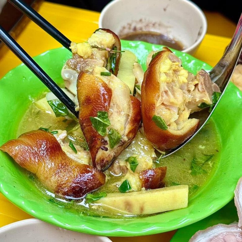 Món giả cầy và dồi tiết của nghệ sĩ Thu Hà được nhiều người khen ngợi.