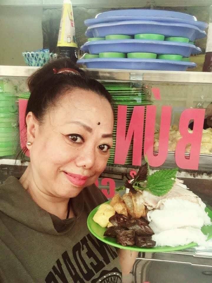 NSƯT diễn hài nổi tiếng đất Bắc có chồng là cựu Phó Giám đốc Nhà hát, nay bán bún đậu vì đam mê, khách đến ăn review mới bất ngờ - 1