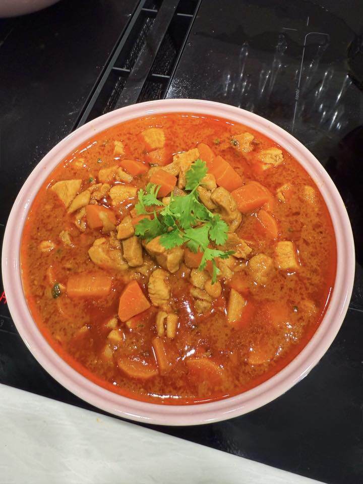 Đĩa cà ri gà vàng óng, món ăn lý tưởng để đánh bay nồi cơm nóng ngày đông. Diệp Chi thích thú ăn cơm nóng hết vèo.