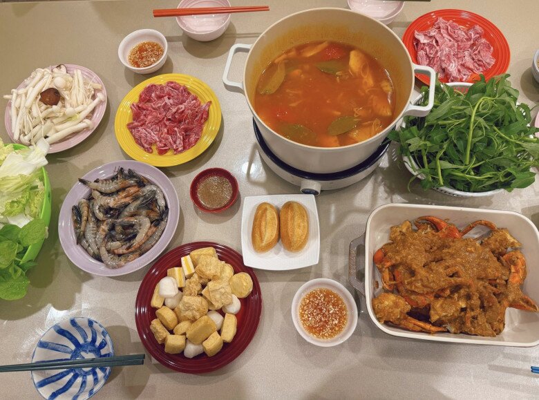 Trên là lẩu Thái với sắc đỏ đặc trưng và nguyên liệu tươi ngon. Tập 2 của lẩu Thái được nâng cấp thêm món cua sốt ớt đậm đà ăn kèm bánh mì.