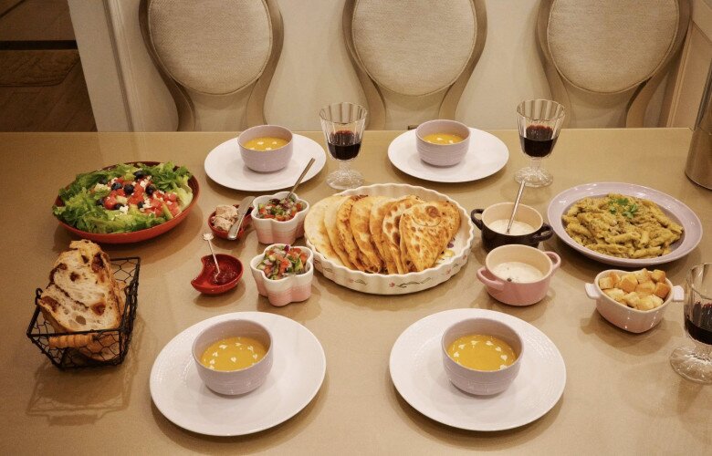  Lần đầu mẹ làm Tacos vỏ giòn theo order của Sumo, nữ đạo diễn chia sẻ. Những chiếc Tacos vàng rộm, đầy đặn không chỉ thỏa mãn vị giác mà còn là món quà tinh thần ấm áp.