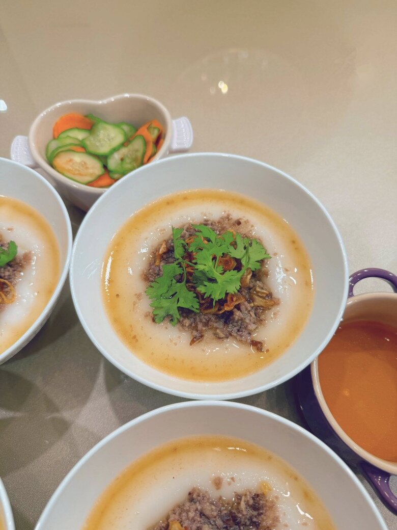 Dù bày tỏ Một bát bánh đúc chắc lượng tinh bột bằng 5 bát cơm. Mình nấu nhưng mình hông dám ăn, nữ MC vẫn miệt mài đứng bếp để mang lại hương vị thân thuộc, ấm lòng cho cả gia đình.