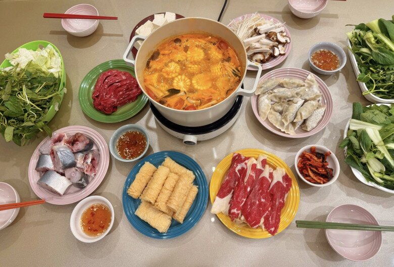 Từ lẩu cua lông ngọt thanh đến lẩu Thái cay nồng, tất cả đều được chăm chút để nồi lẩu cạn đến giọt cuối cùng.